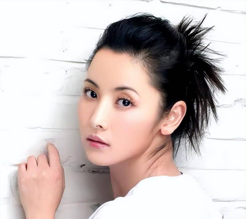 演员杨明娜:与田亮离婚后独自陪伴儿子,在苦难中变身成熟女人_感情