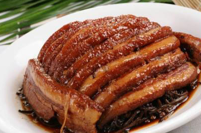 家常梅菜扣肉的做法，其颜色酱红油亮，汤汁黏稠无比鲜美-梅菜扣肉的做法简单