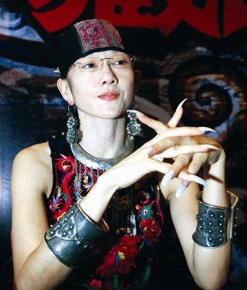 杨丽萍隐藏10年秘密被揭开,戴帽子不为装饰,真实原因令人心酸_舞蹈