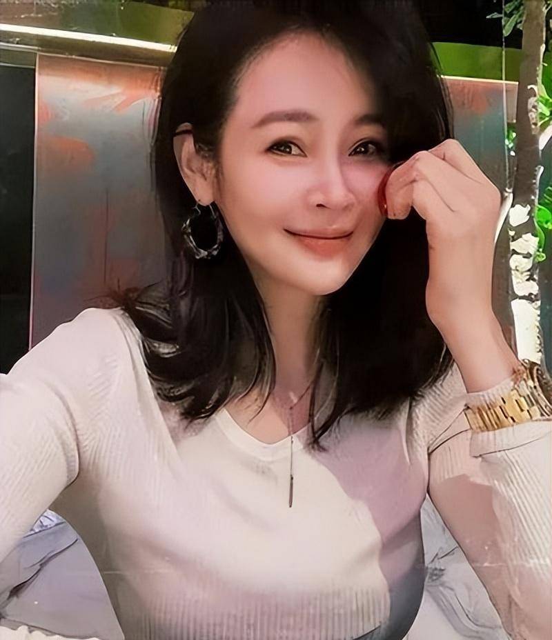 演员于明加:结婚13年只生孩子不做饭,丈夫一家人把她宠成宝_父母_对方