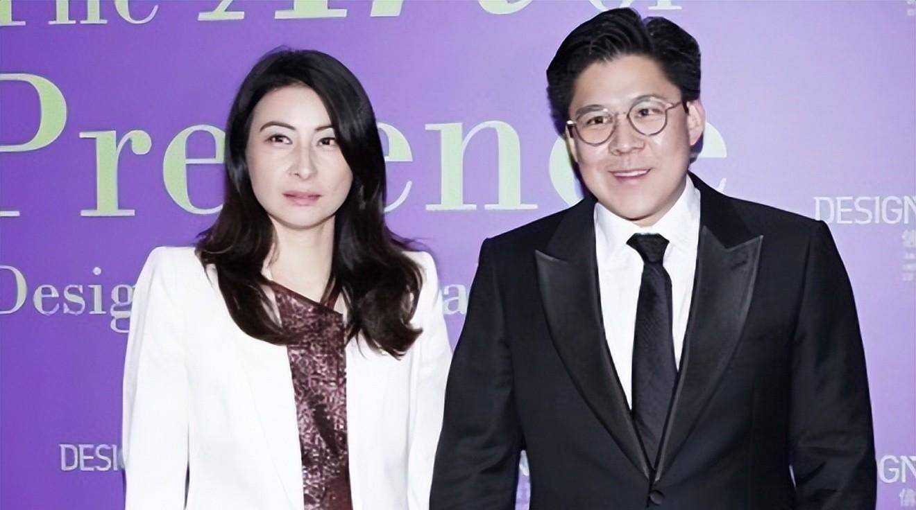 郭晶晶亲自接男子下班,霍启刚公文包磨破都不换,不带保镖走回家.