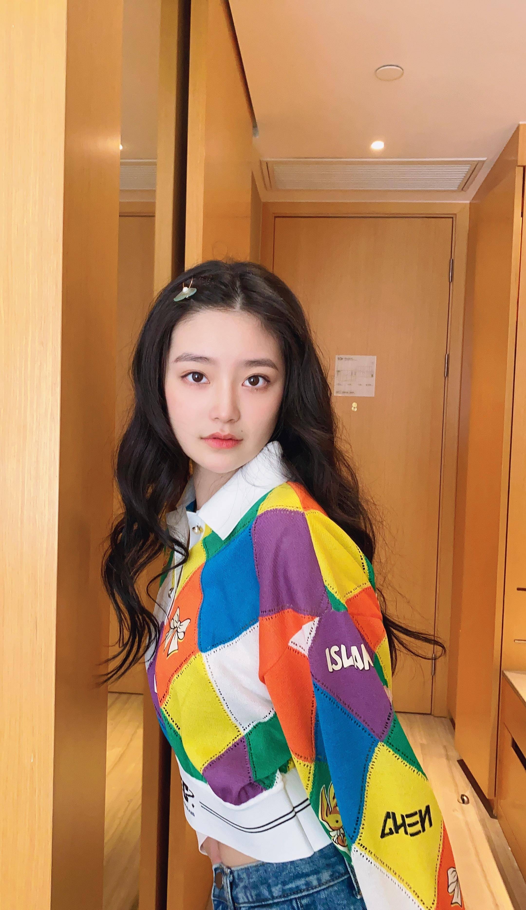 去年11月18日,林青霞发了一张自己的照片,并配文"年轻的时候",柴蔚还