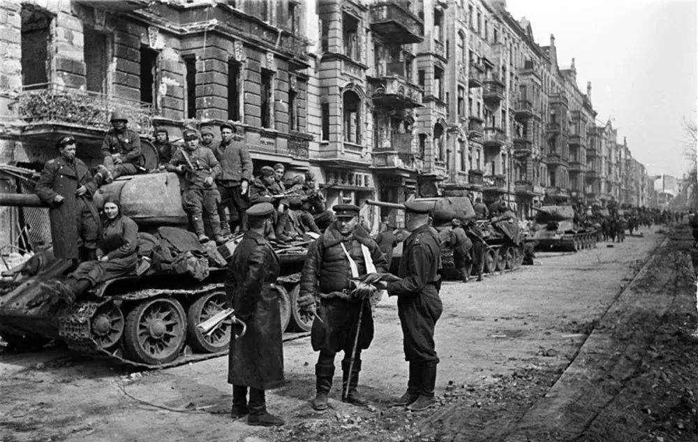 柏林绞肉机之战:为什么攻克柏林,苏军付出了35万人的代价?