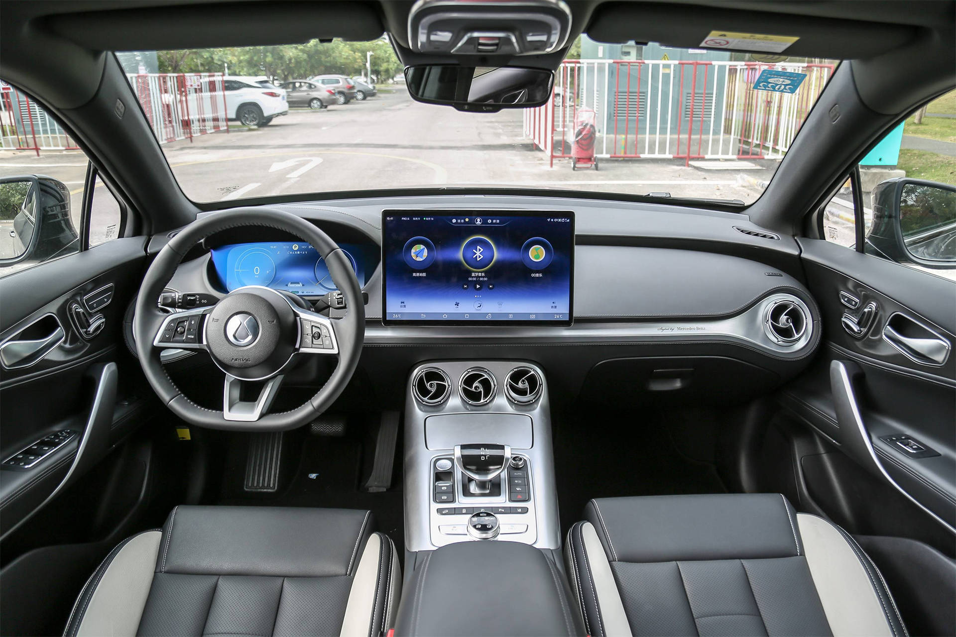 其长宽高分别为4949/1950/1725mm,轴距为2830mm,其长度比比亚迪唐多了