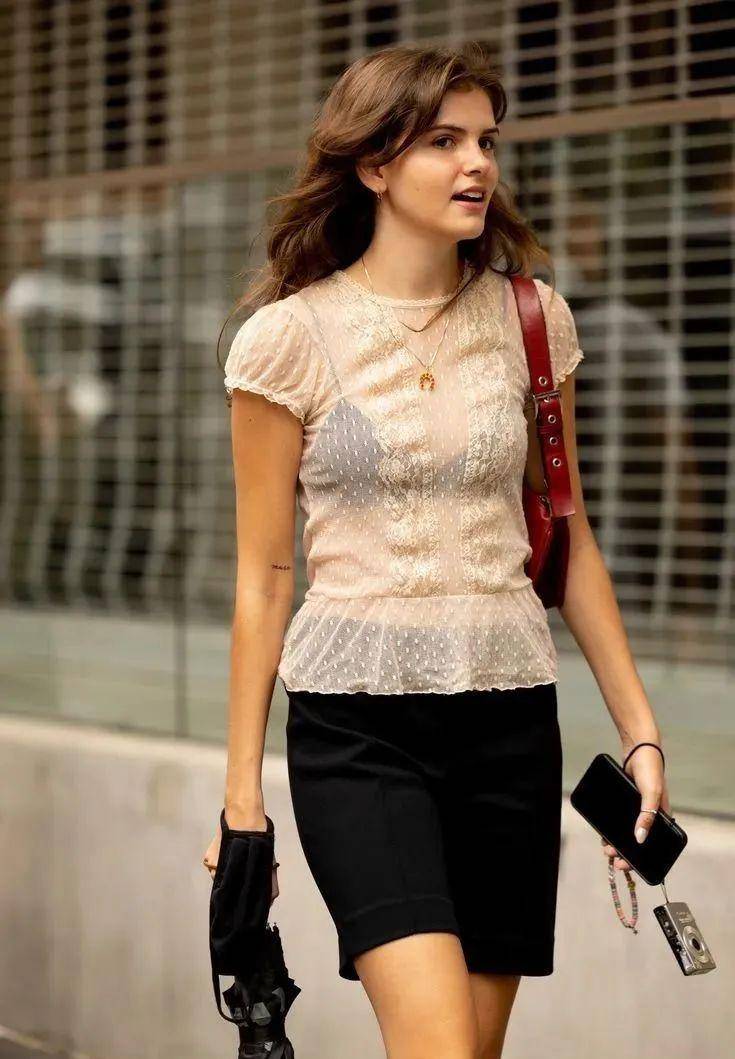 vogue提示纯欲风过时了!今年流行的是boudoircore闺房风!