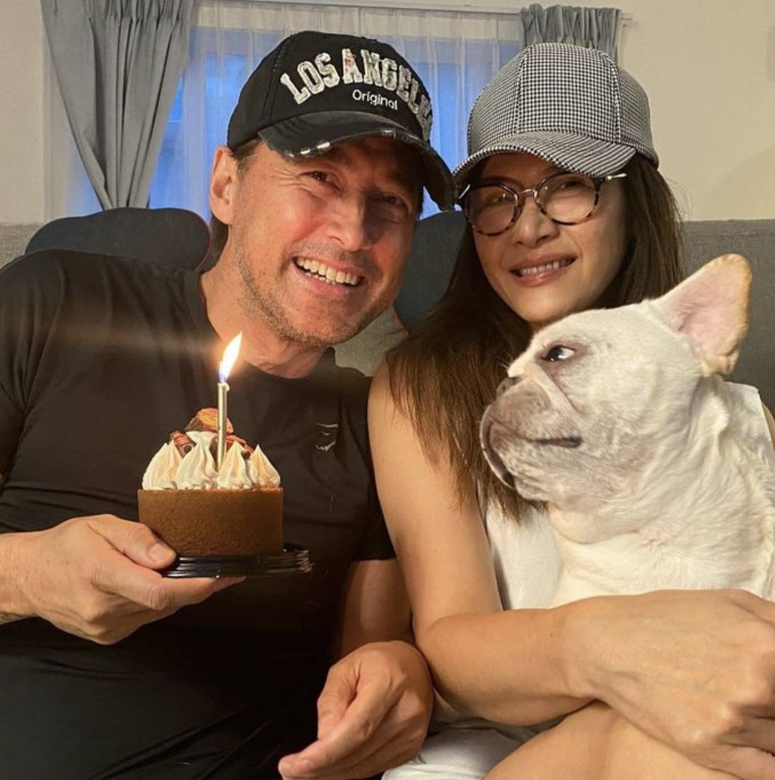 王敏德携妻庆祝结婚31年,两人与狗庆祝很低调,仨子女已移居美国