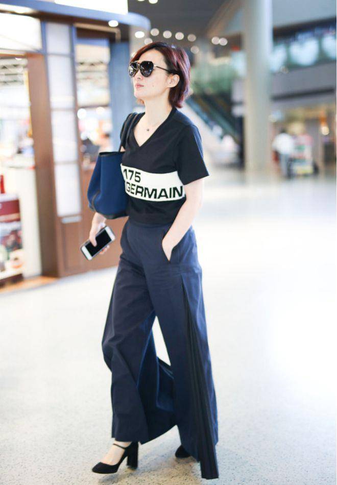 蒋勤勤真是越来越赶时髦,穿一身黑走路带风,不看脸以为是18岁!