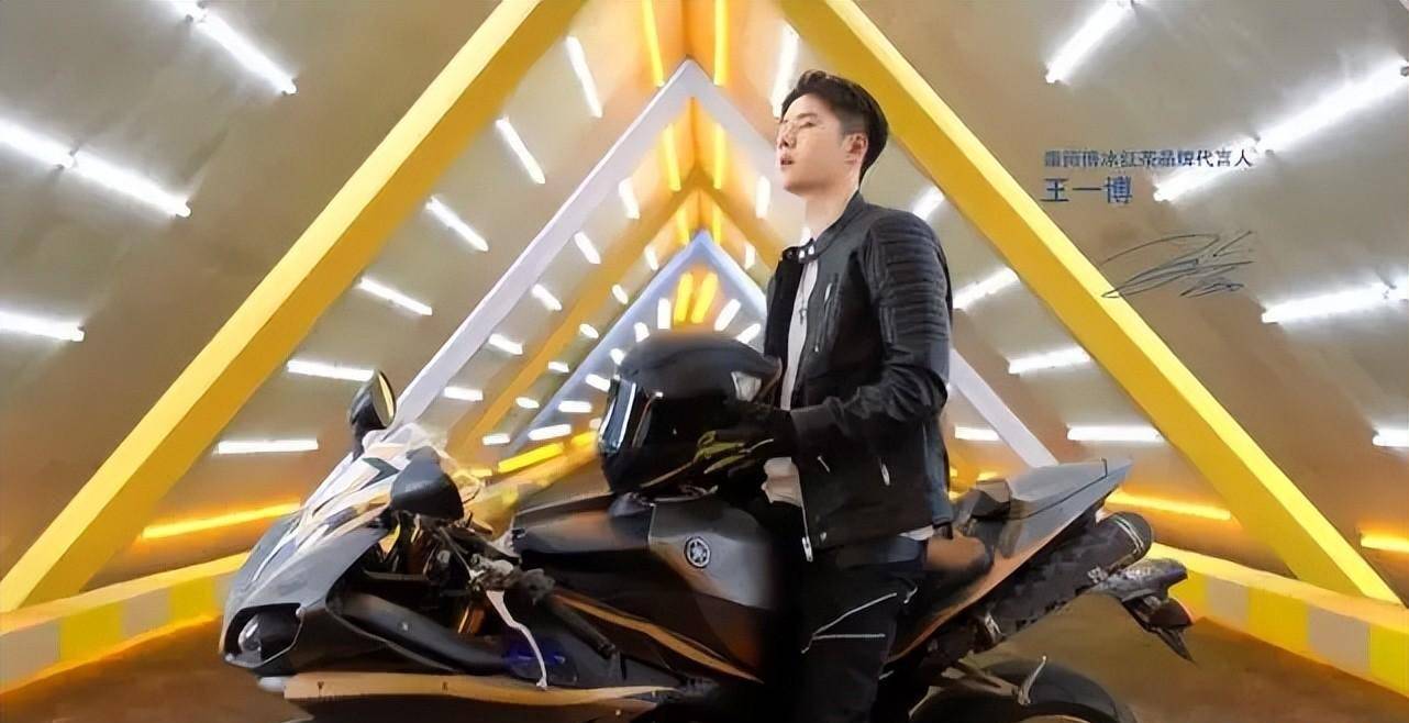 2022年以来,王一博开始专心投入事业,闭关拍戏,几乎都没有什么日常