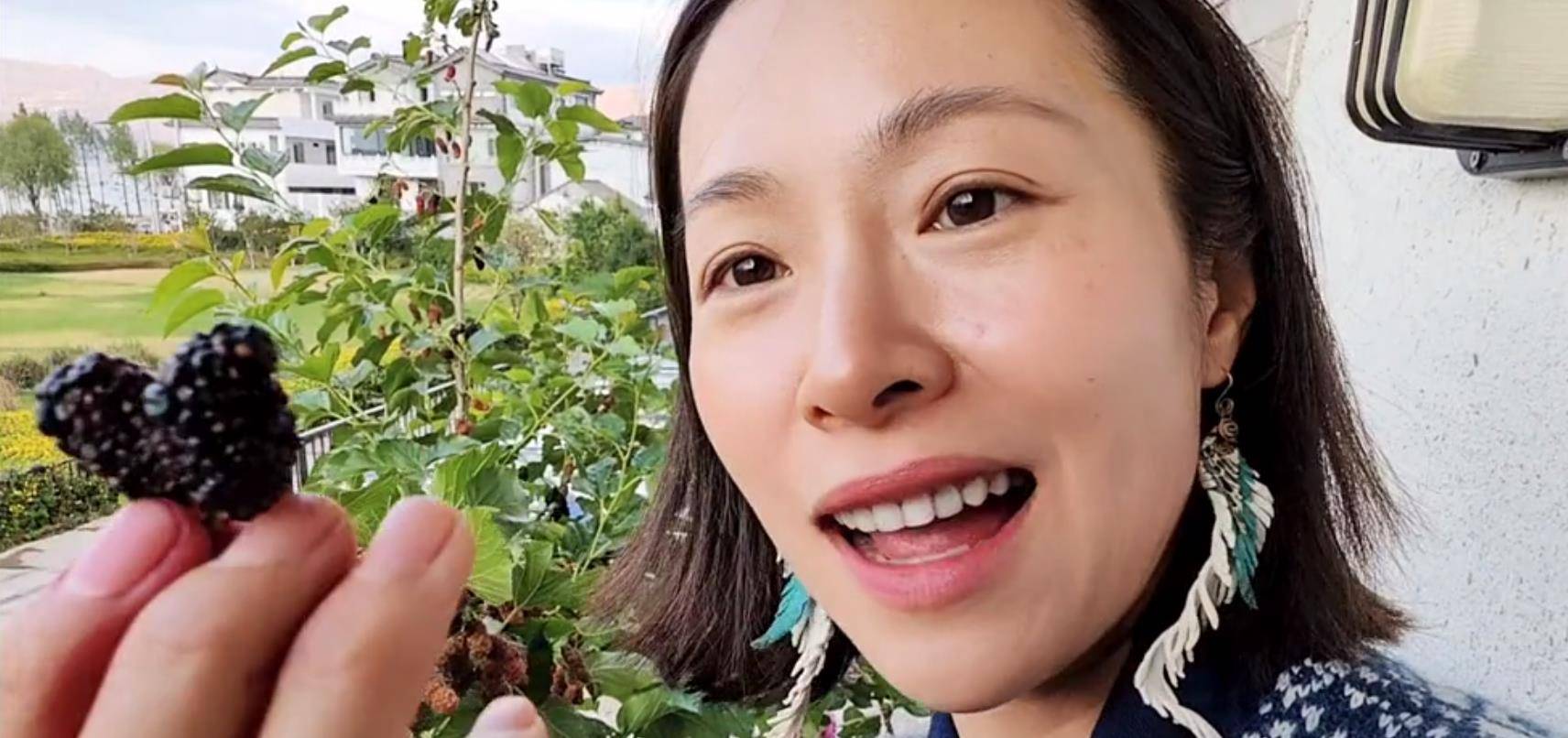 39岁江一燕归隐乡村,两岁女儿已经会干农活,素颜出镜朴素接地气_桑葚