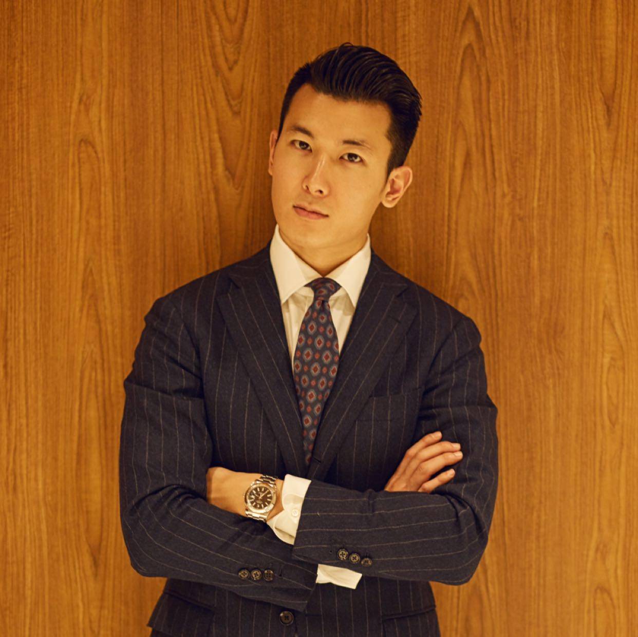 而黄柏俊曾被曝是某大集团的销售副总裁,这么多年过去,估计早就升职