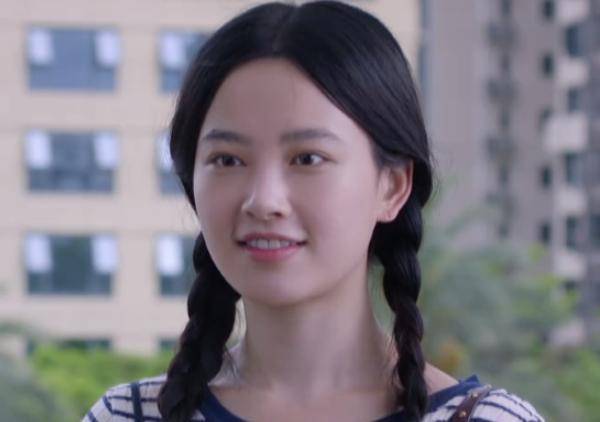 一个就是胡尹饰演的余真了,女主蒋楠楠被调到接到企服办之后的助理