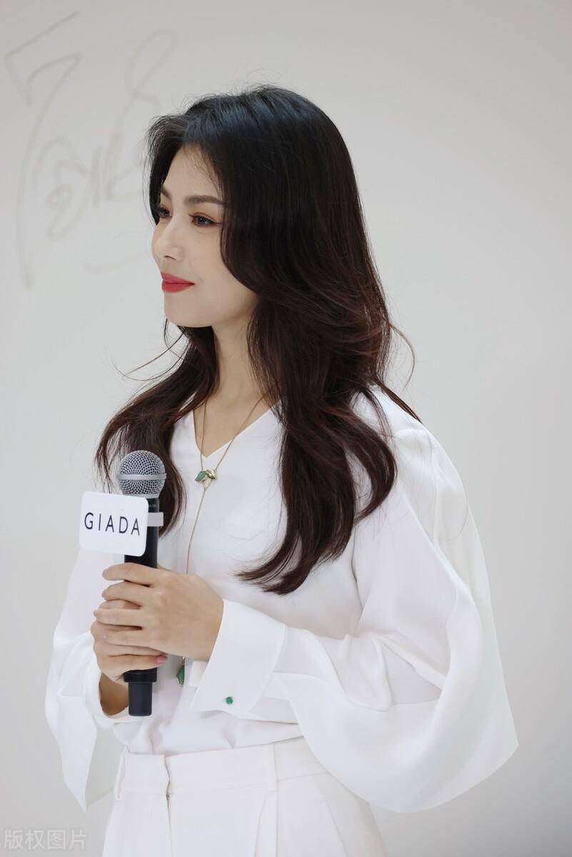 刘涛活动生图曝光,一袭白衣温柔知性,却被网友吐槽不像本人!