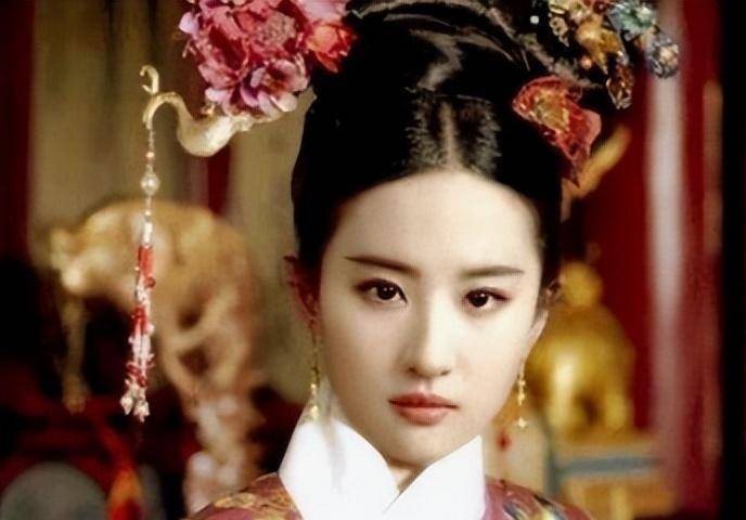 但是我们神仙姐姐虽然没拍过清宫剧,但是造型还是有的,刘亦菲也梳过旗