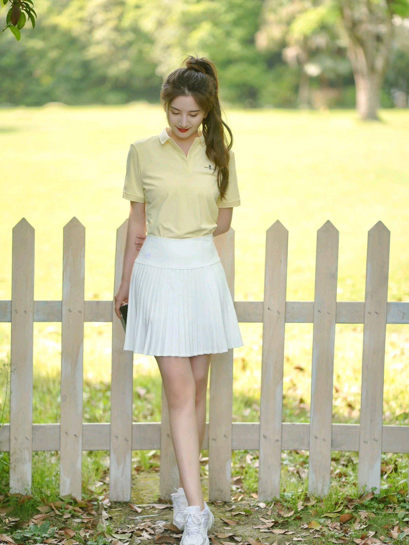 夏季甜美穿搭,体恤衫加百褶裙,化身校园清纯女神,再现颜值巅峰_进行