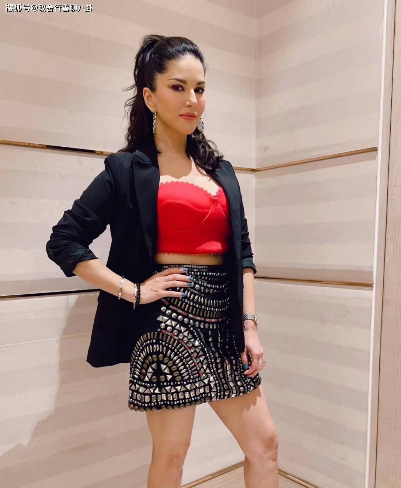 艳星sunny leone印度男人为之疯狂,身穿黑灰色内衣皮肤白皙,宛如18岁