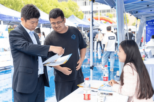 百余家企业在武汉工程科技学院春季校园招聘会上“抢人”！ (图5)