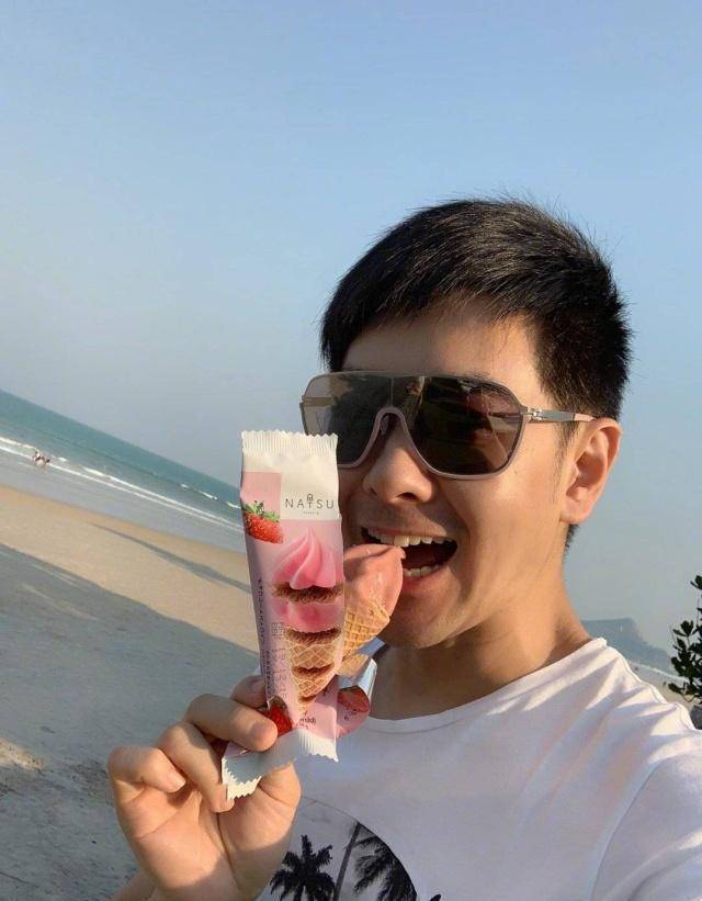 45岁林志颖海边吃冰淇淋玩吃鸡,白色短t蓝色短裤,逆龄如20岁_带着