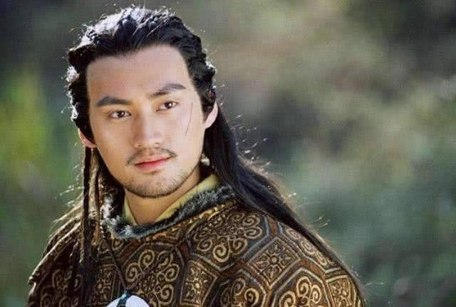 倒霉的何润东,演主角总是碰到大帅哥男配,活生生被比成古装丑男_严宽