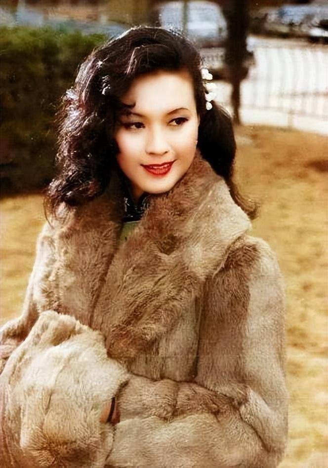 "陈白露"方舒:年轻时靓丽十足,如今65岁满脸沧桑判若两人_时尚_白色