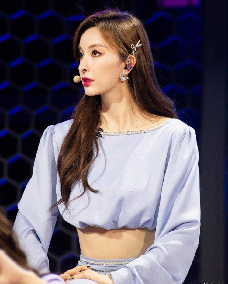 吴昕舞台实力进步太大了,复活赛满血回归,与两位静姐同台pk获胜