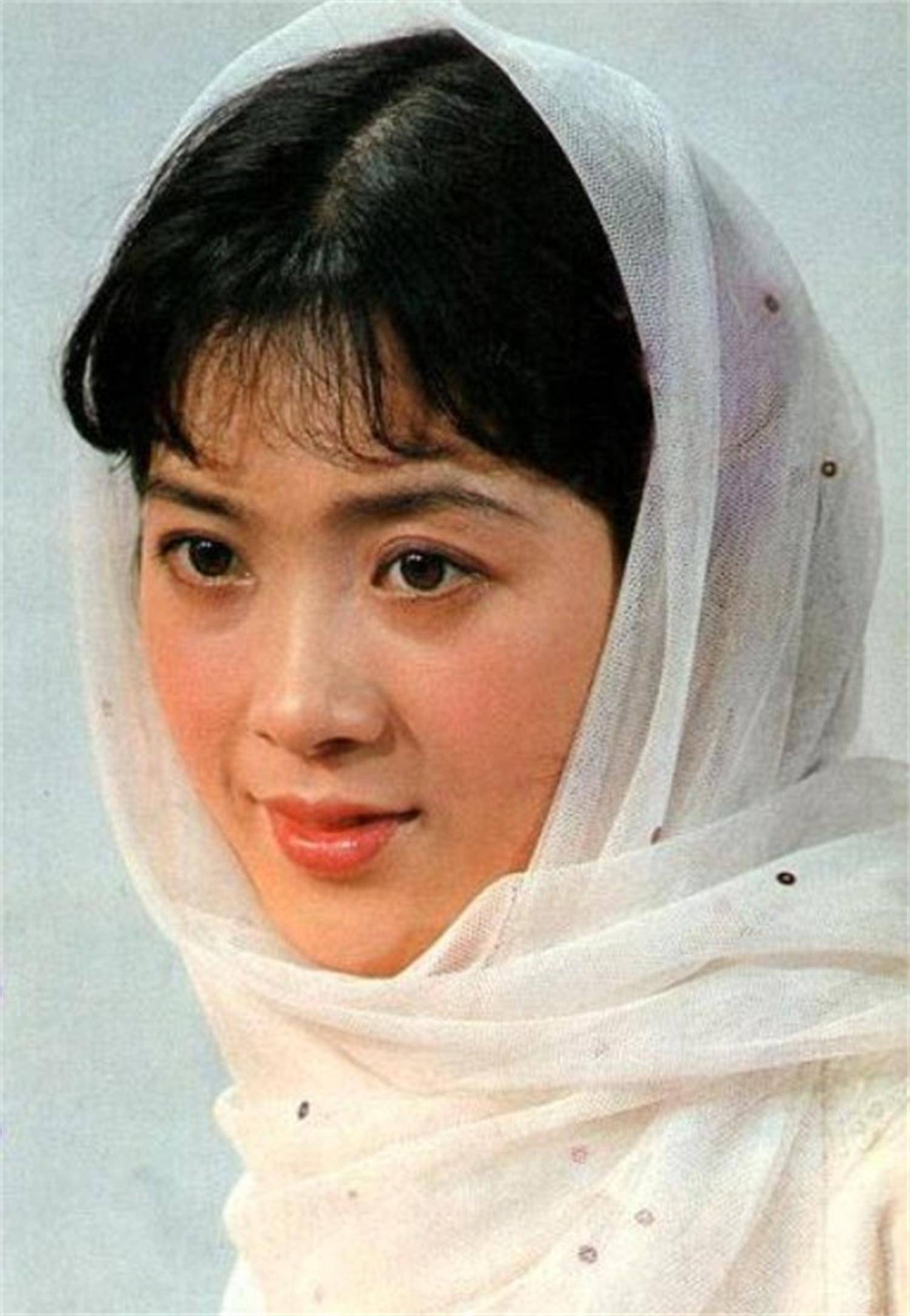 80年代女子演员龚雪,因流氓案断送演艺生涯,远走国外后过得怎样_因为