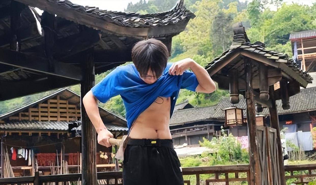 无论是作品中的角色还是粉丝拍摄,因为彭昱畅微胖的形象早已深入人心