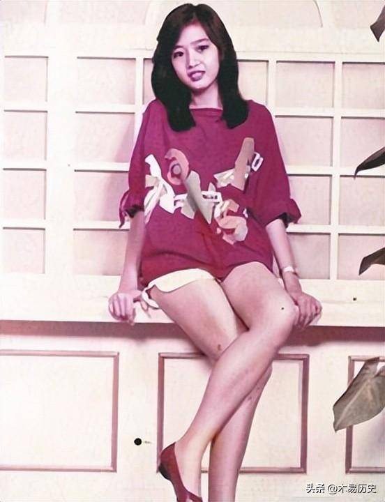 但是从小生活条件优越的朱丽倩却没有养成骄纵跋扈的大小姐性格.