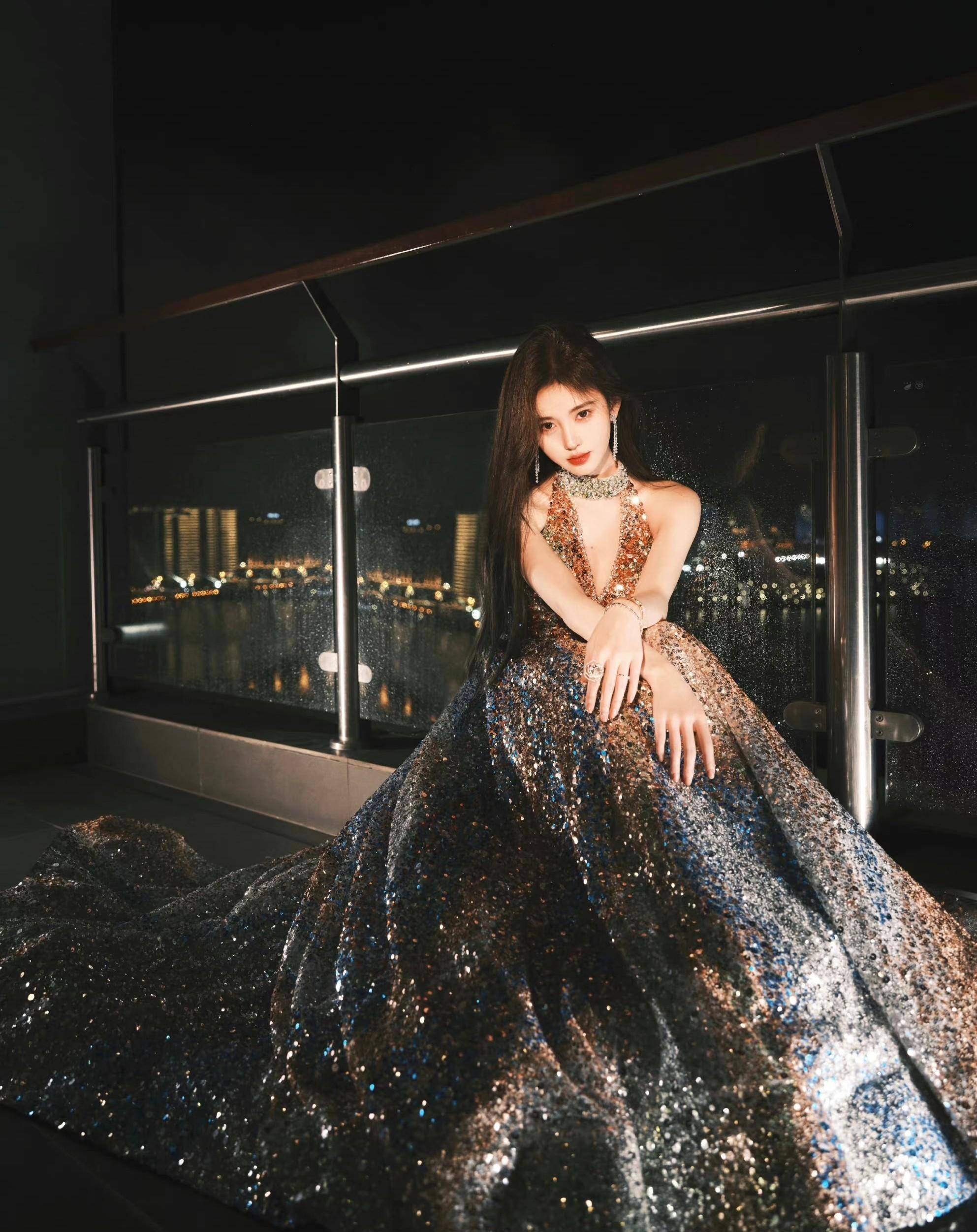 鞠婧祎红毯造型好美,一身金色流彩亮片礼服优雅高贵,女神范十足_设计