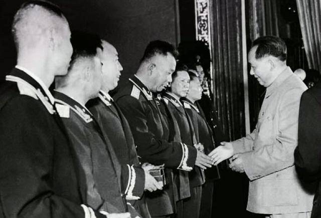 他是一位大将，八大军区司令员中有6位都曾是他的手下，让人尊敬