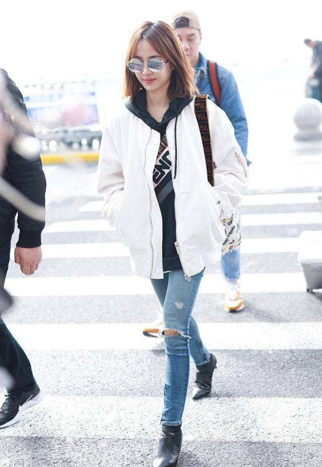 蔡依林机场素颜照,白色外套搭配破洞牛仔裤,歪头甜笑少女感十足_照片