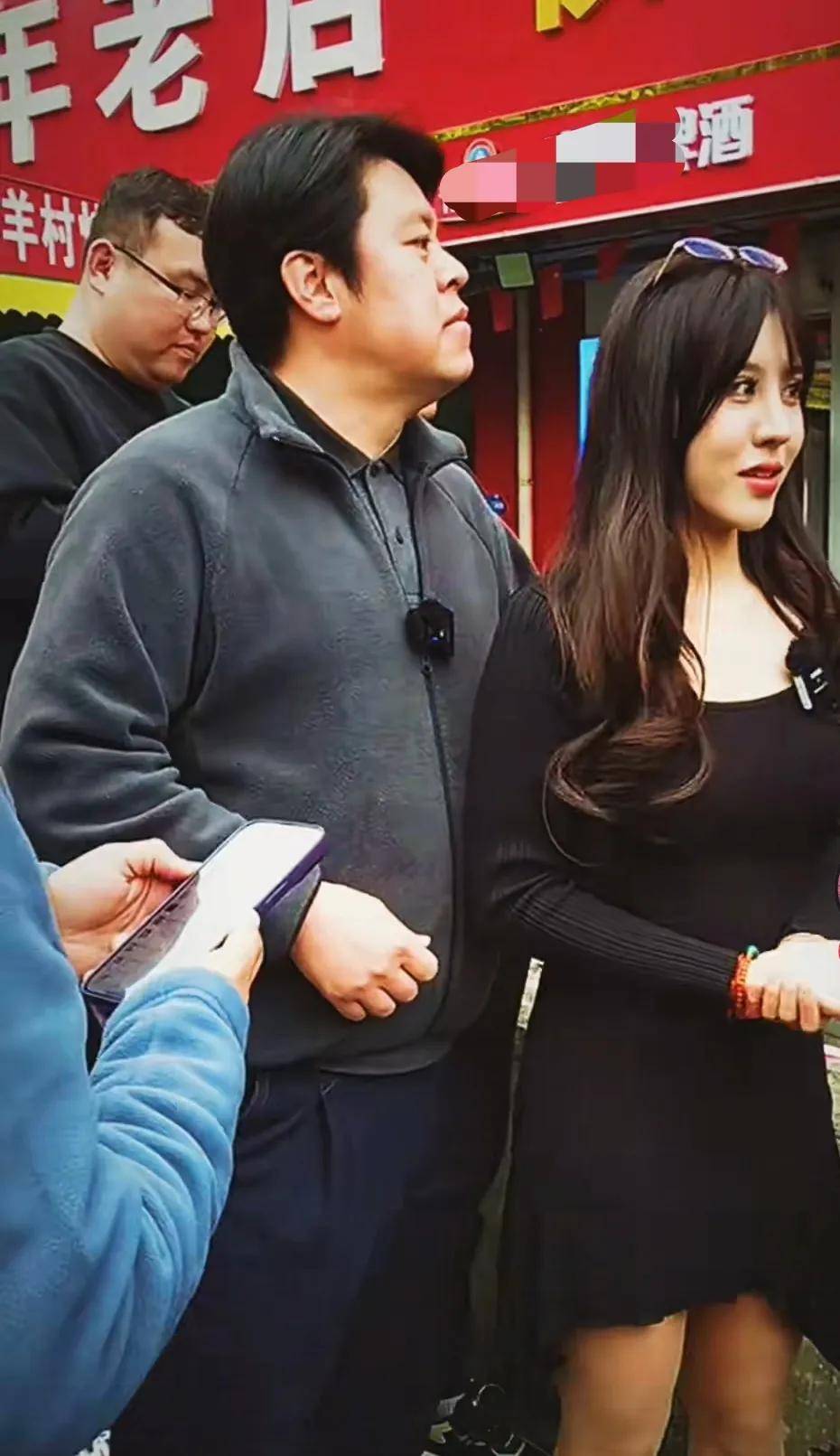 5000万网红现身淄博吃烧烤,生图美图判若两人,视频