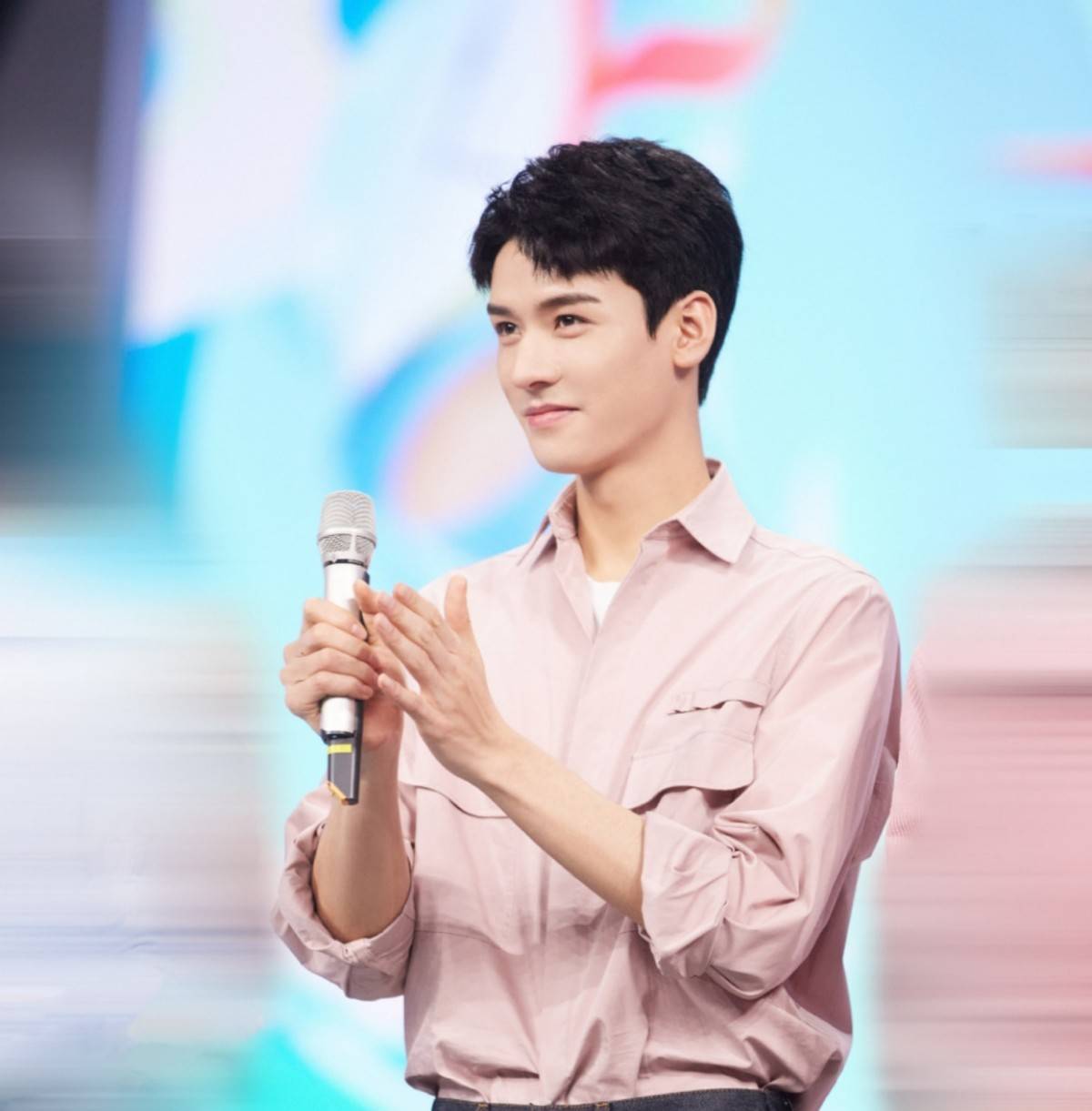 龚俊完成《创4》助演录制,现场唱了爱你芜湖,观众发来节目看点_网友