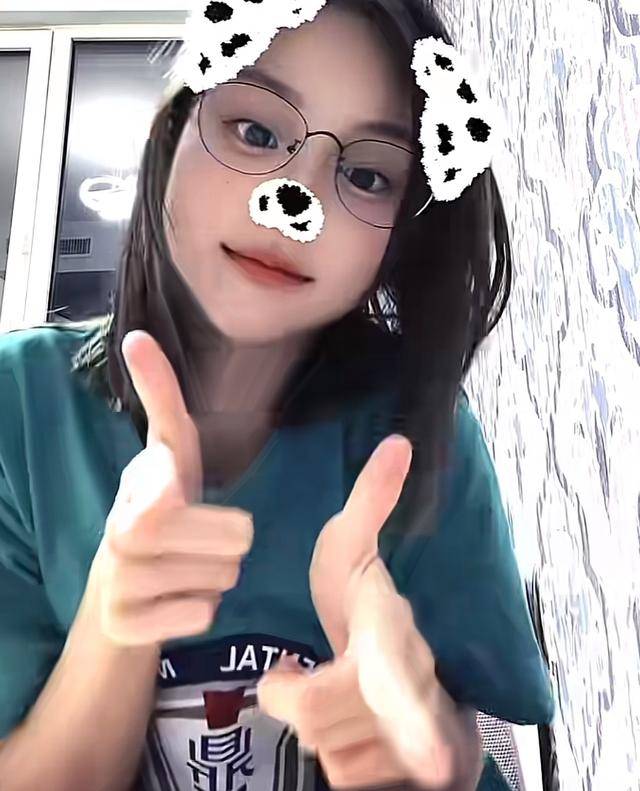 甜馨留短发神似李小璐,跳手势舞校服惹眼,闺房摆设简单接地气_女儿