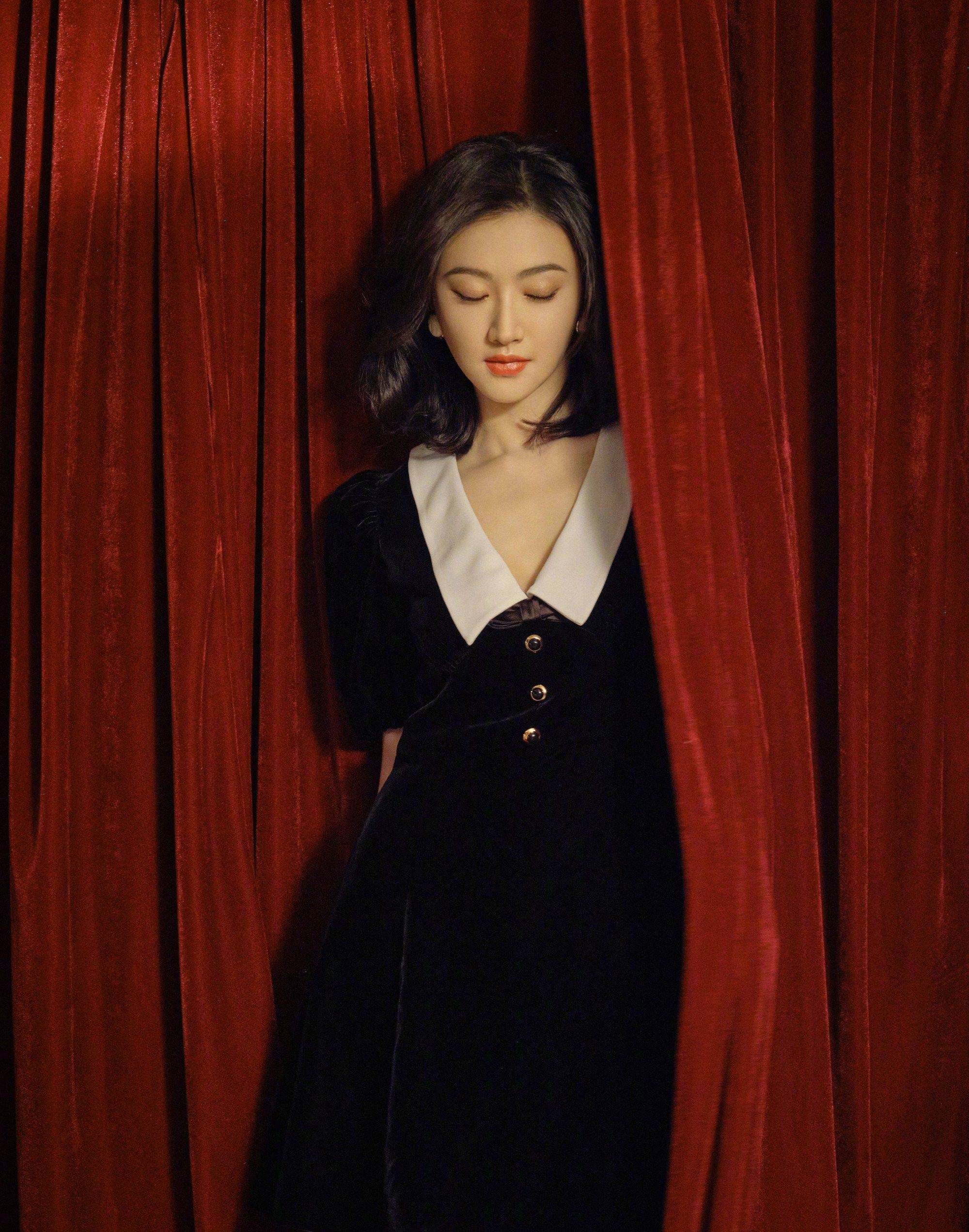 景甜黑色v领连衣裙性感美腿写真_银色_锁骨_吊带