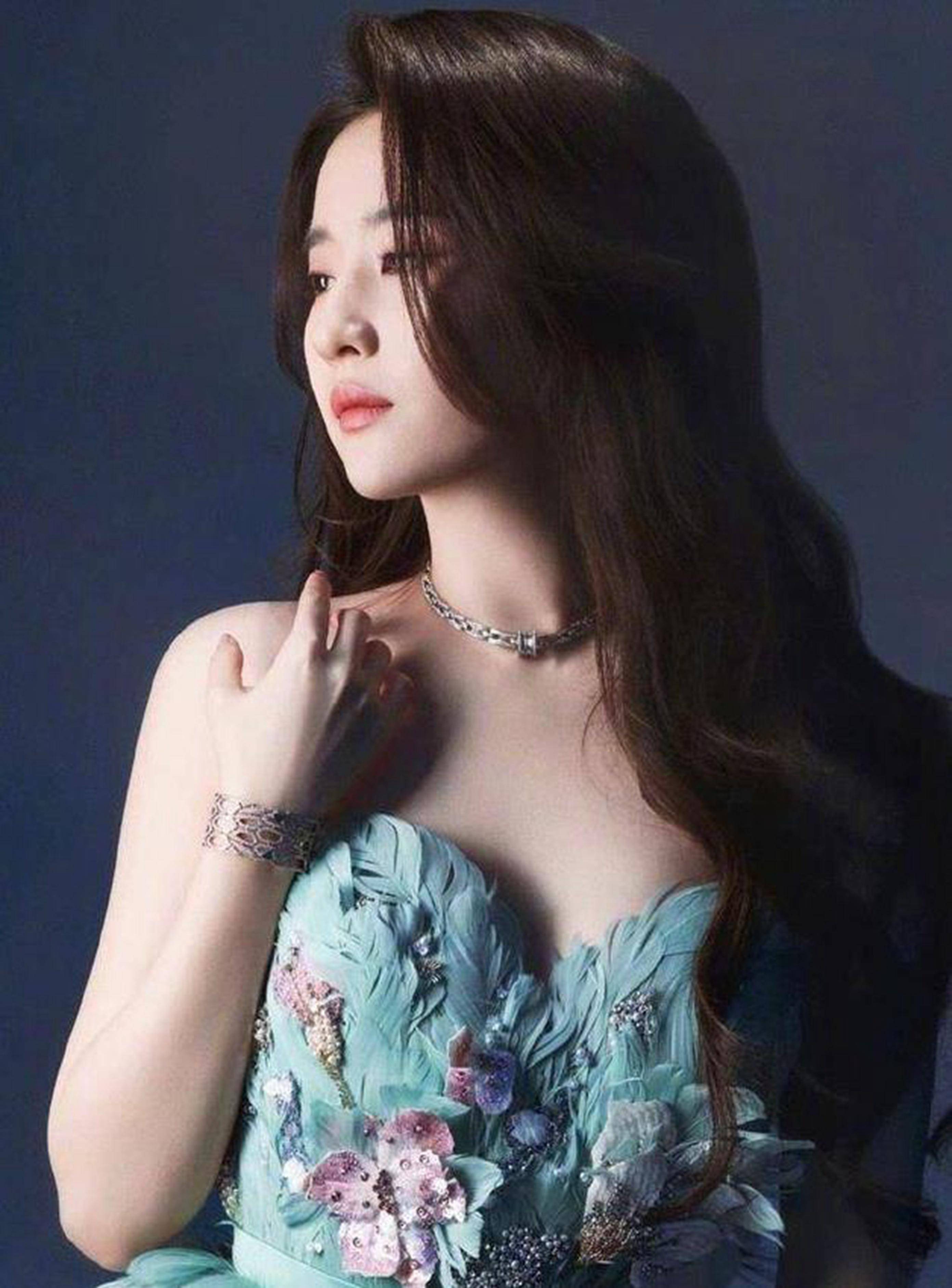 "神仙姐姐"刘亦菲身着高贵大气的孔雀装,像孔雀一样闪闪发光_礼服