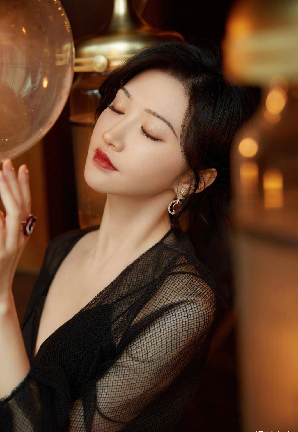 景甜亮相dior上海大秀,黑纱百花刺绣礼服,优雅中又带着复古时尚_美得