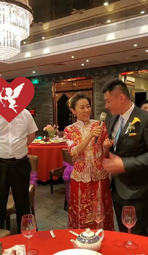 知名电视主持人低调大婚,娇妻身材窈窕颜值高,两人同框有夫妻相