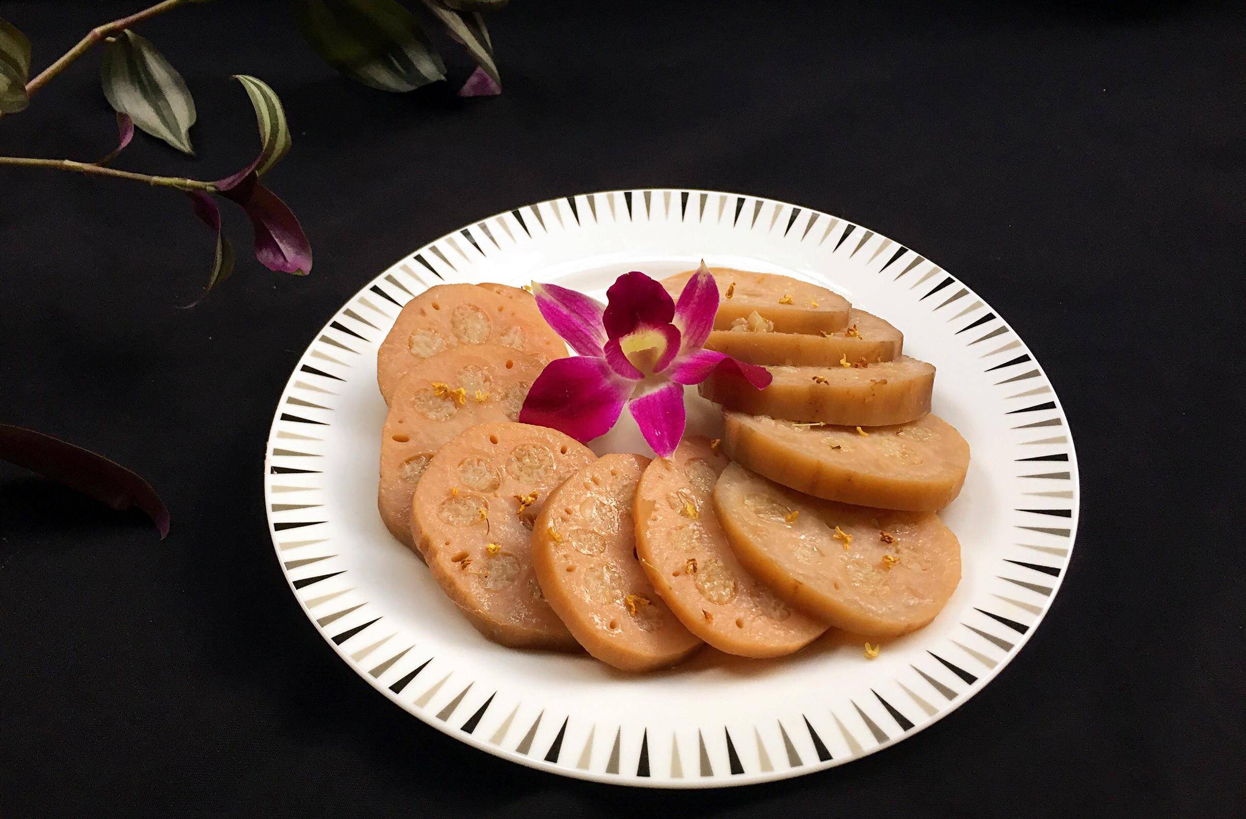 1,糯米一定要提前泡好,装莲藕的时候要把米粒尽量塞得紧实些,这样藕片