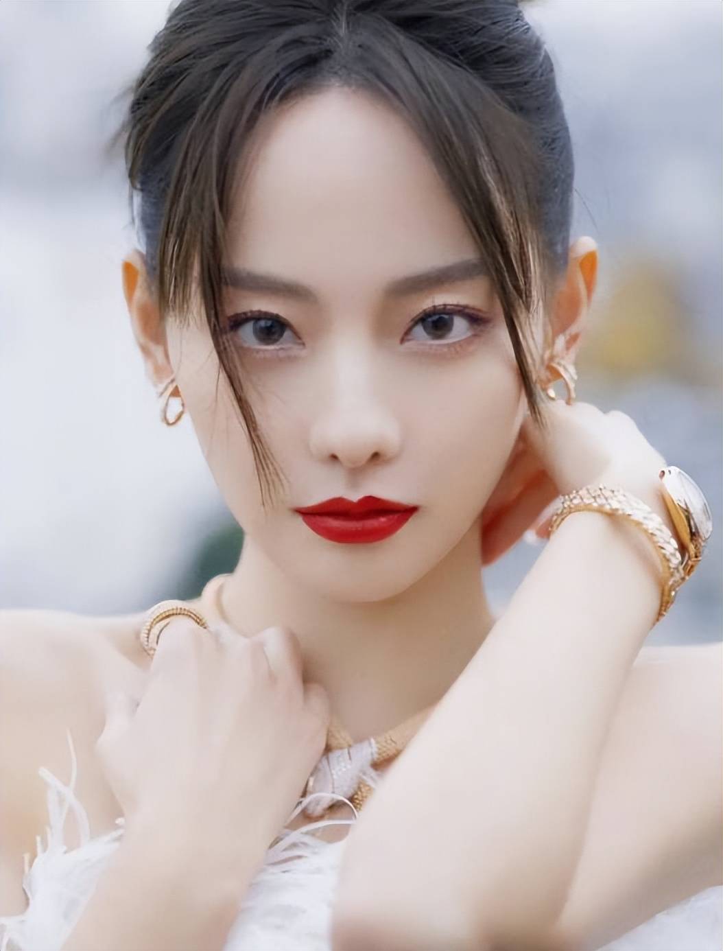 张嘉倪出席活动,屁股"太翘"引热议,网友:好明显的假屁股_好身材_时候