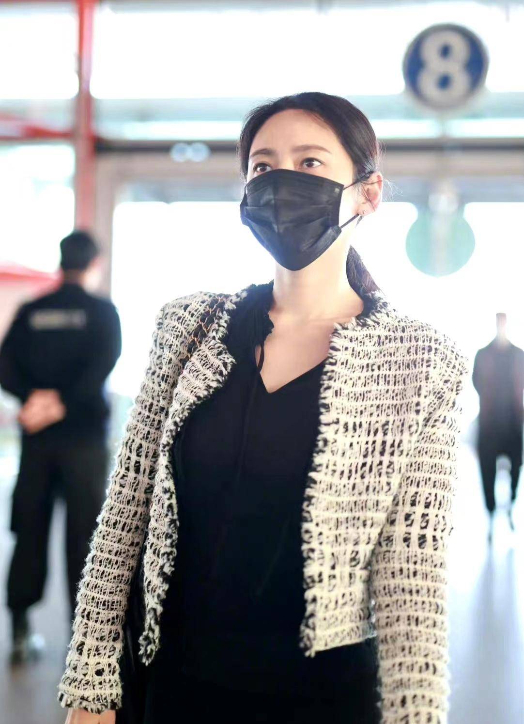 秋瓷炫出发录制浪姐4,粗呢短外套搭阔腿裤走机场,优雅又大方!