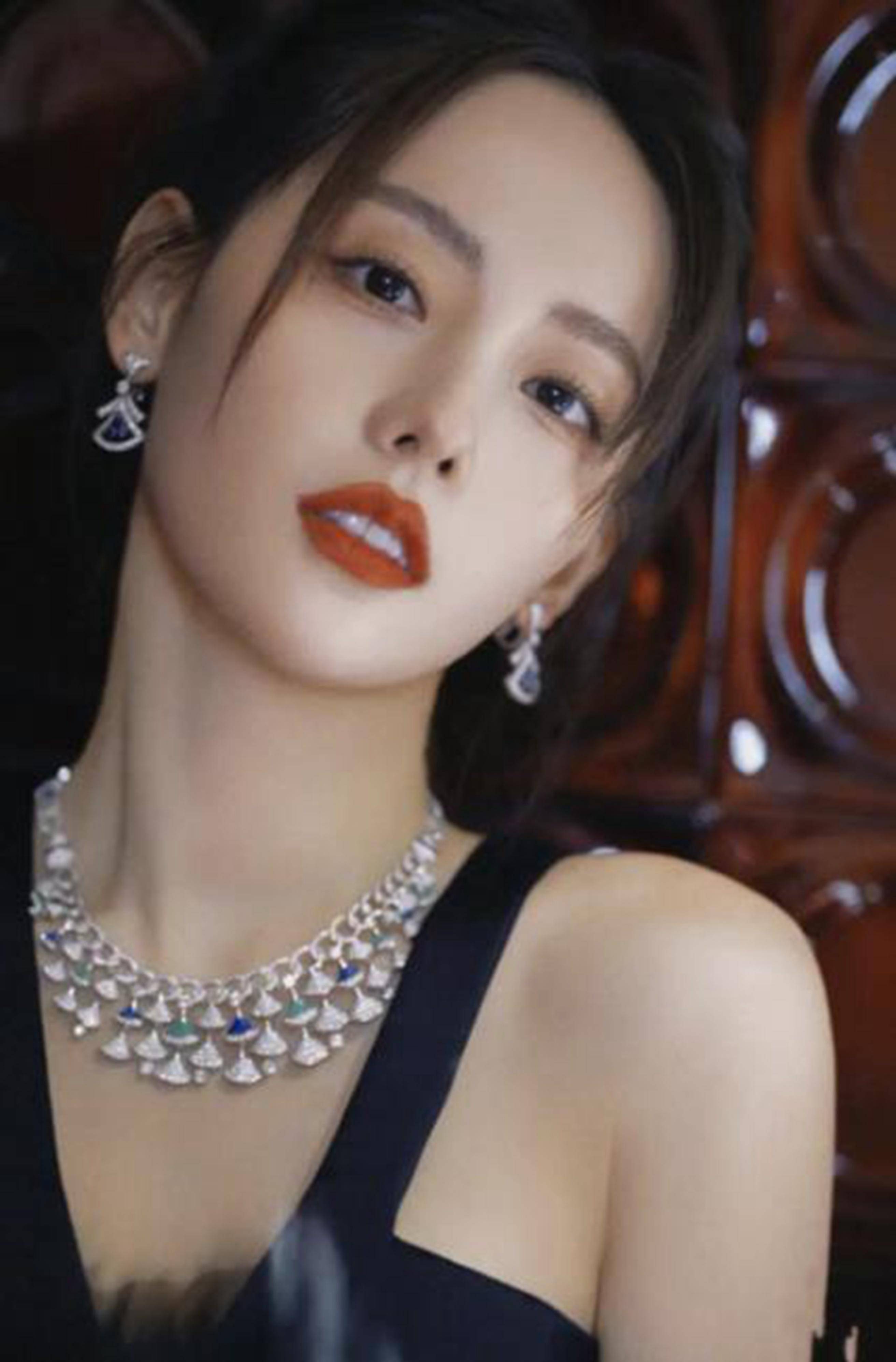 张嘉倪穿粉色长裙尽显青春活力!