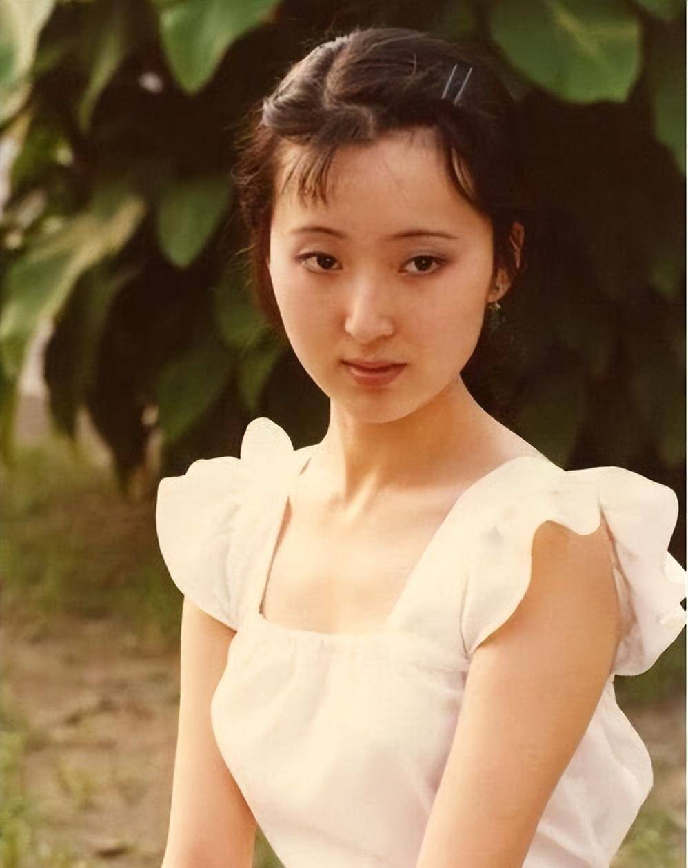 一张七八十年代4位美女的照片,大方得体,这才是真正的美_陈晓旭_女性