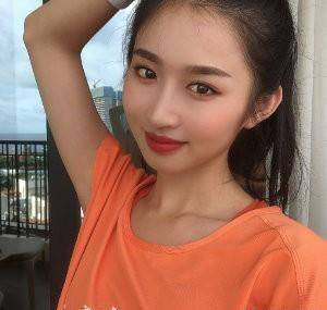 这个小公主一天天长大,家有儿女初长成,康枝子长得亭亭玉立的,和黄菲