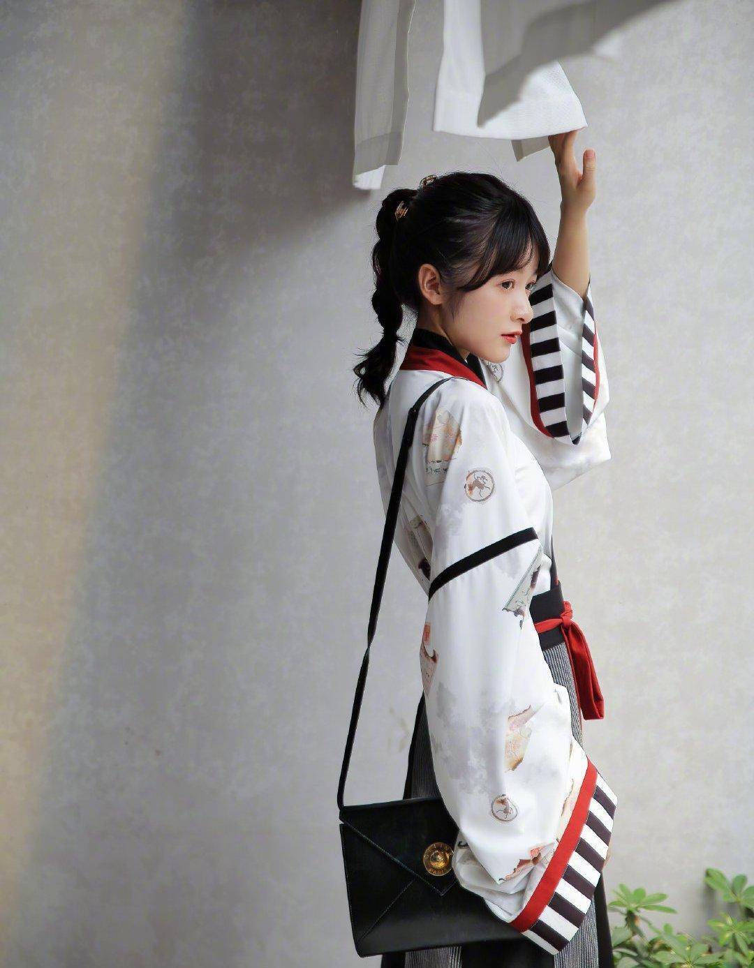 徐娇彻底放飞?穿比基尼秀火辣性感,清纯形象不要了呗!_汉服_镂空_泳装