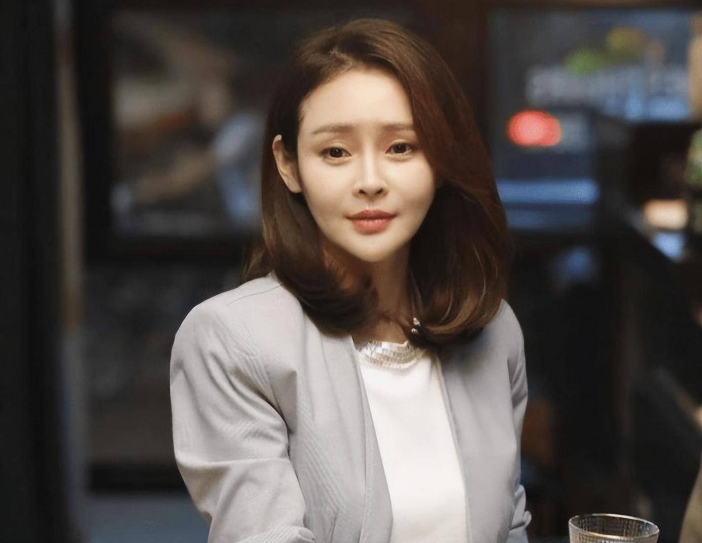 于明加神秘老公罕见露脸,身为两个孩子的妈身材丰腴,太幸福_胡俊_生活