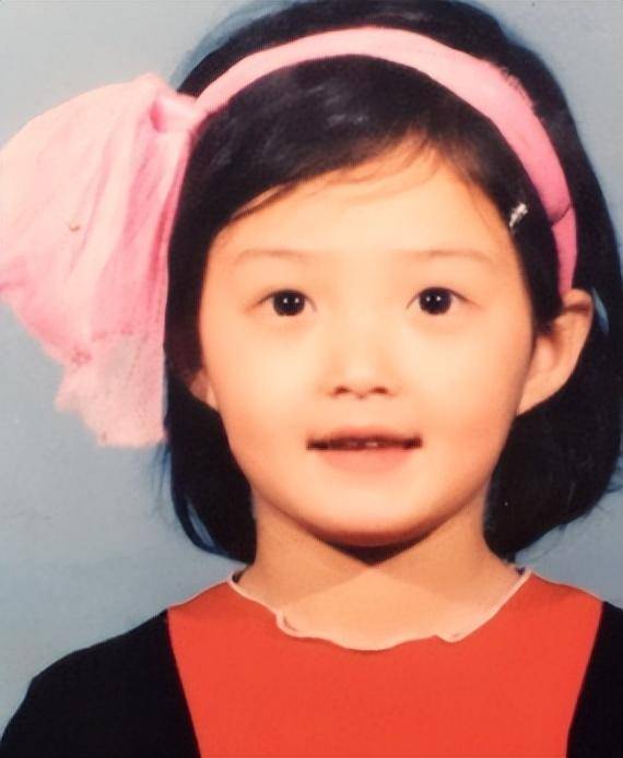 蒋欣出生于乌鲁木齐,因父母工作原因辗转多地,最终定居河南郑州.