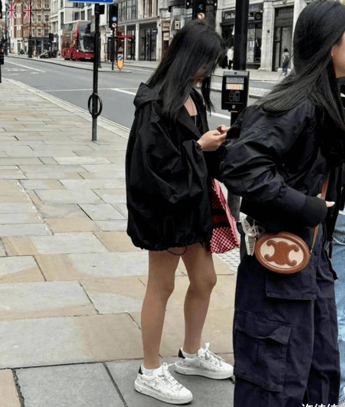 13岁王诗龄晒美腿照,在她的身上,看到了李湘的影子_网友_争议_照片