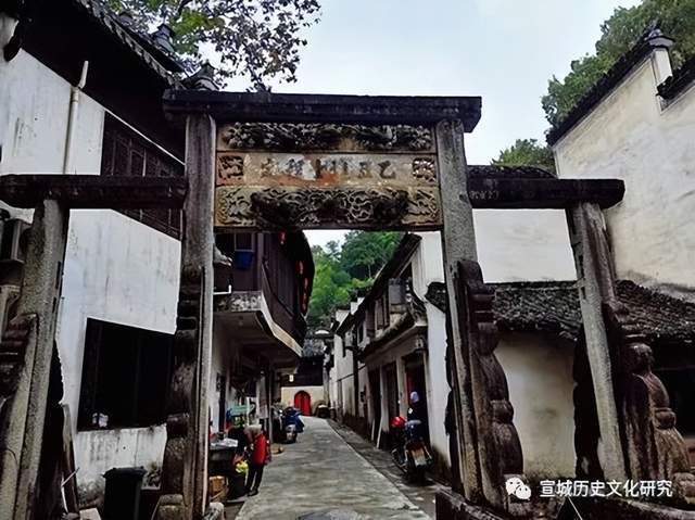 念五公派最早的程氏宗祠建在市西,原崇德坊(即老印刷厂,今适之苑处.