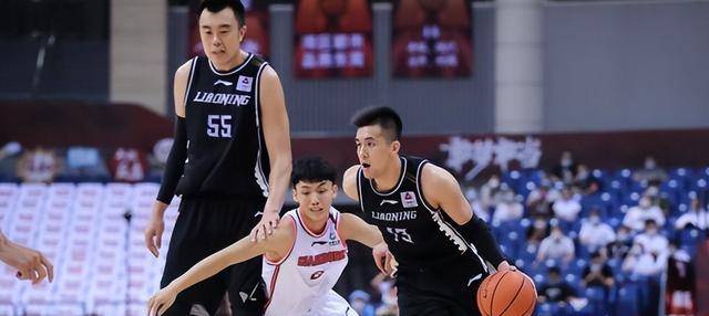 广东徐杰巨人一样与学生互动,孙铭徽回到家乡吉林身高像路人_1_cba