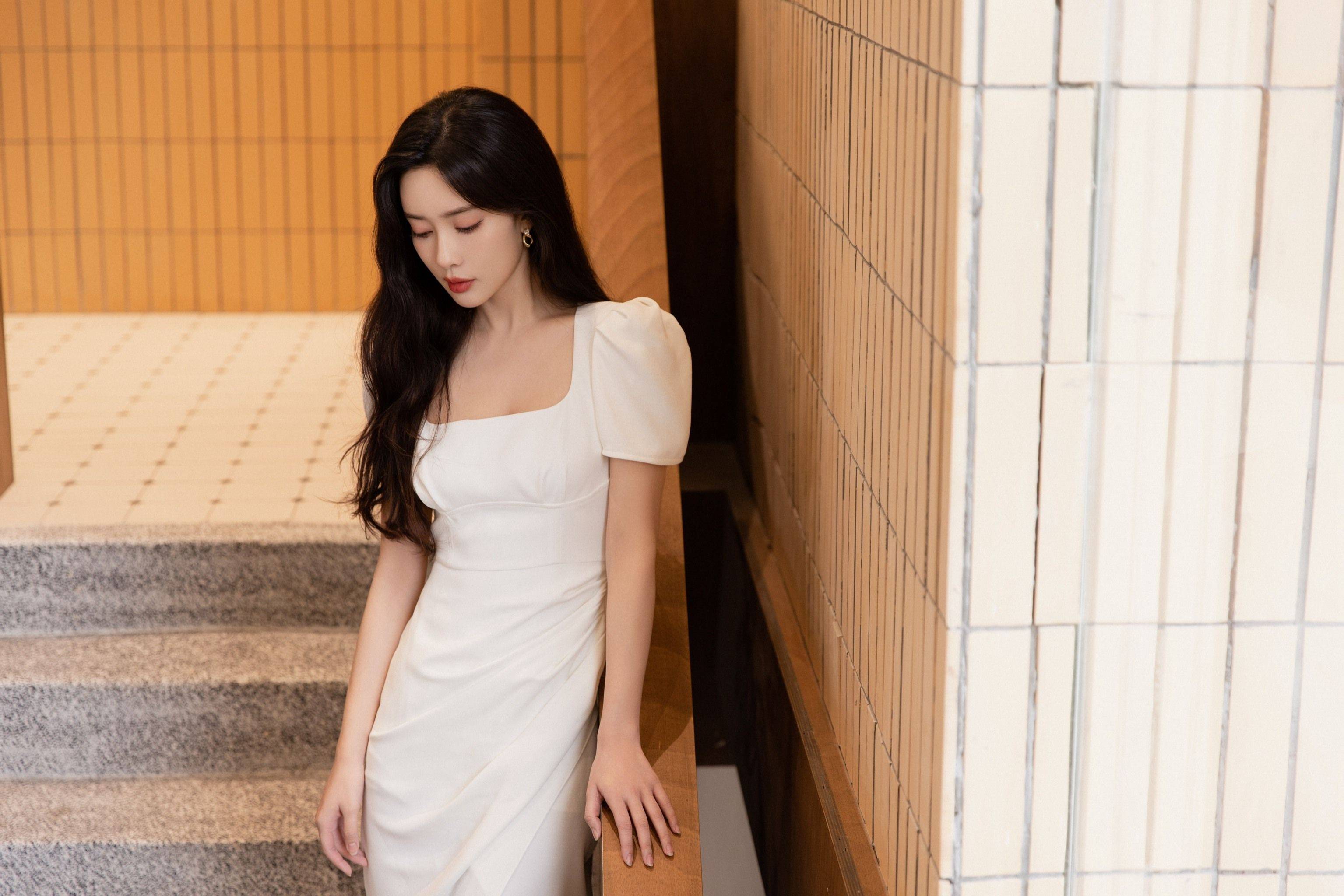 孟子义一袭白色连衣裙搭配金色耳饰优雅写真_凹凸_身材_皮肤